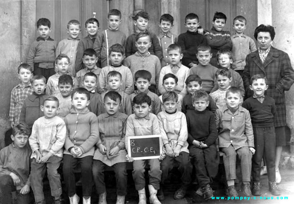 Classe de CP et CE1 garçons de l'école du centre de Pompey en 1961 (Photographie n°112 ; dépôt de Dominique LÉRAUD)